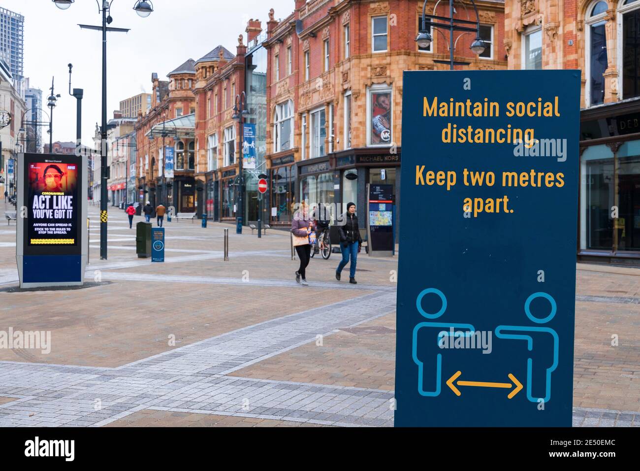 Die Hauptstraße in Großbritannien war sehr ruhig, es gab keine Käufer und die meisten Geschäfte waren geschlossen, während die Straße wegen Covid 19 geschlossen war. 24. Januar 2021 in Briggate, Leeds, West Yorkshire Stockfoto