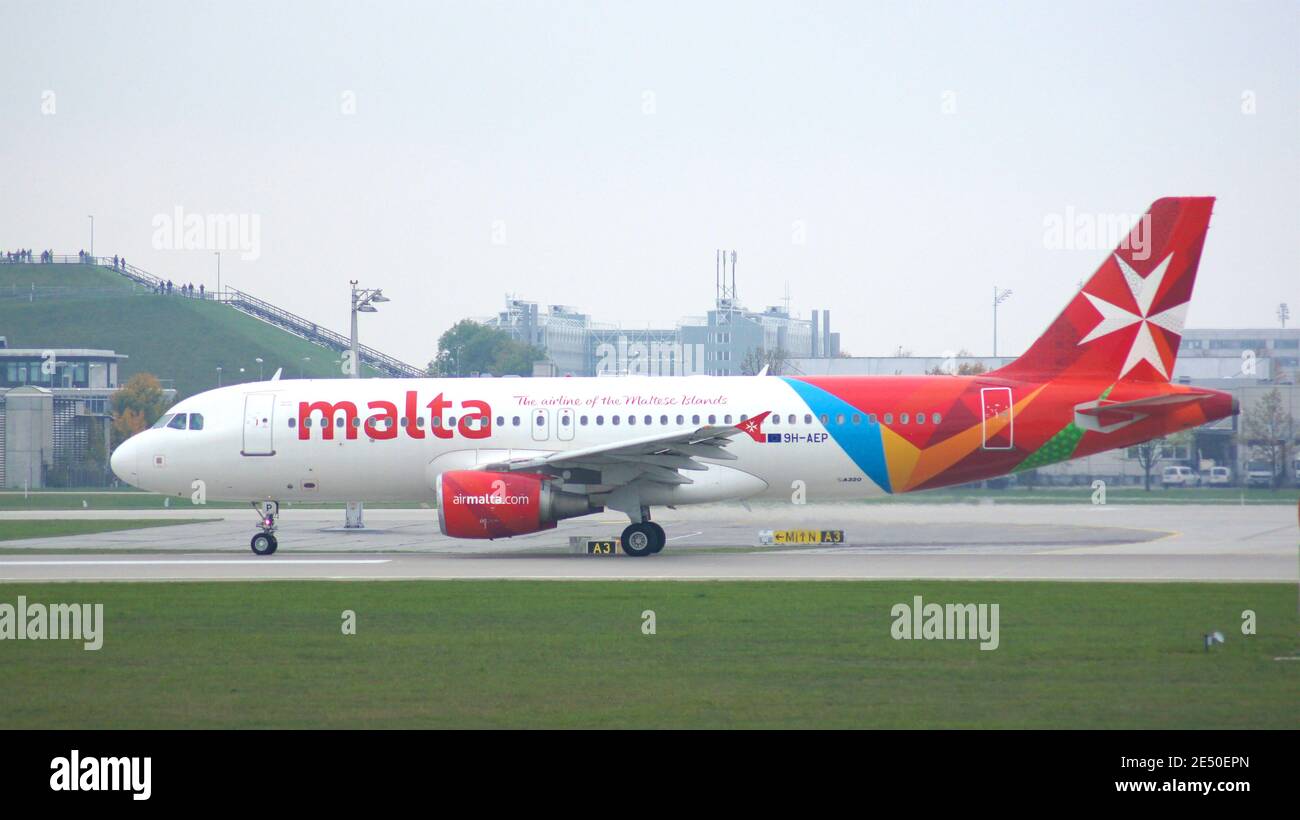 MÜNCHEN, DEUTSCHLAND - 11. OKTOBER 2015: Air Malta Airbus A320 am Flughafen München MUC in Deutschland. Airbus ist ein Flugzeughersteller aus Toulouse Stockfoto