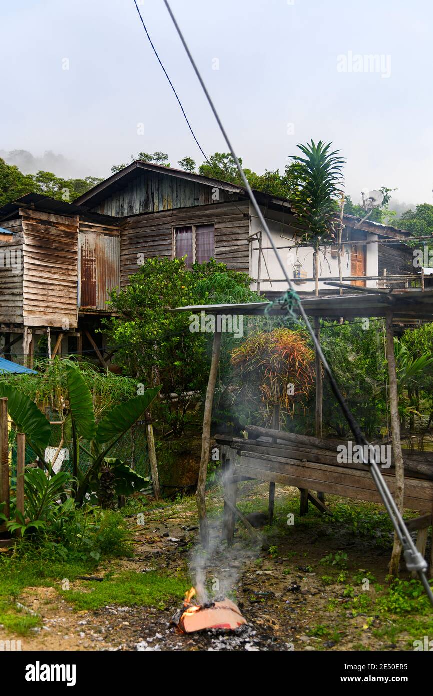 IBAN Dorf mit Häusern auf Stelzen, um Überschwemmungen zu vermeiden Stockfoto