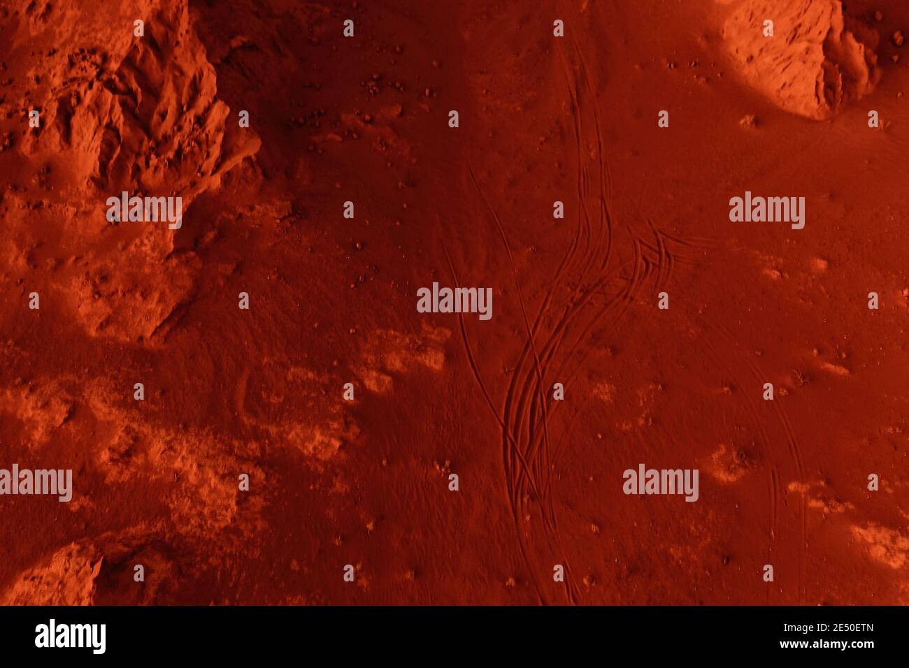 Fantastische marslandschaft in rostigen Orangetönen, Marsoberfläche, Wüste, Klippen, Sand. Fremde Landschaft. Roter Planet mars. Stockfoto