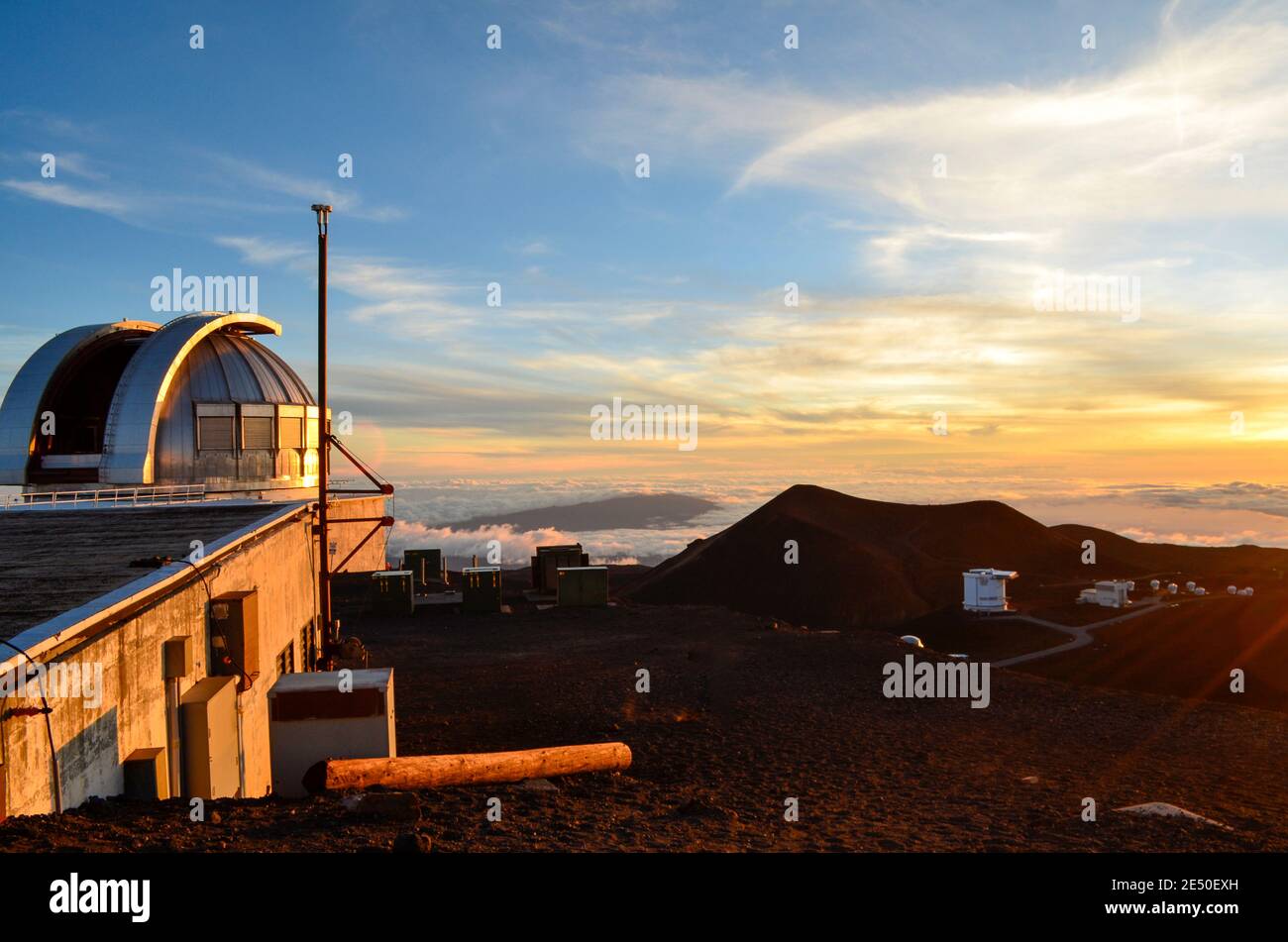 Blick vom Gipfel des Mauna Kea Hawaii, über die Wolken bei Sonnenuntergang. Mit Weltraumteleskopen auch auf dem Berg. Stockfoto