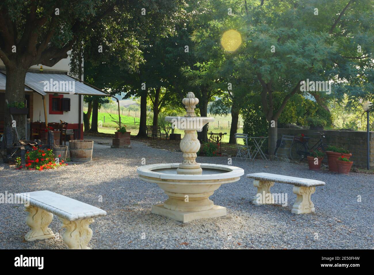 Nette Sommerlandschaft in der Toskana. Garten in der Nähe des Hauses. Hausgebiet. Hotel Borgouverna in Castiglion Fiorentino, Italien, Toskana, Grosseto, Manciano Stockfoto