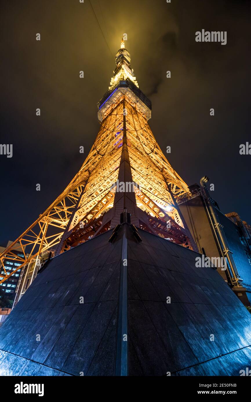 Symmetrische Weitwinkelansicht des Tokyo Tower bei Nacht Wie von unten gesehen Stockfoto