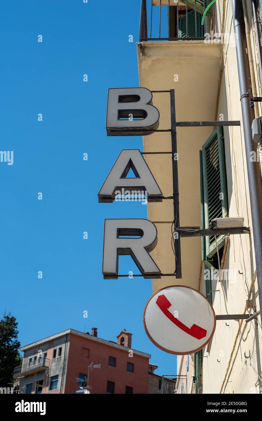 Chiusi, Toskana, Italien - 19. Juni 2017: Barschild an einem Gebäude Stockfoto