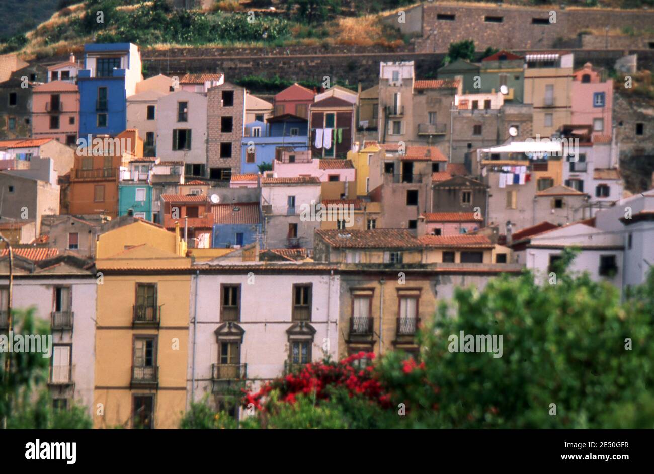 Bosa, Sardinien, Italien. Altstadt (von Farblider gescannt) Stockfoto