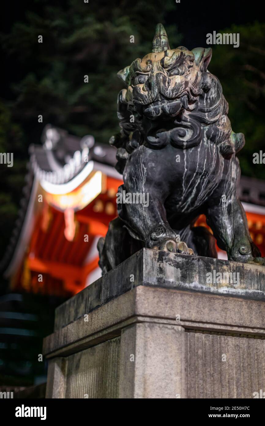 Nahaufnahme der Statue eines japanischen Löwen in Vor einem Tempel in der Nacht Stockfoto