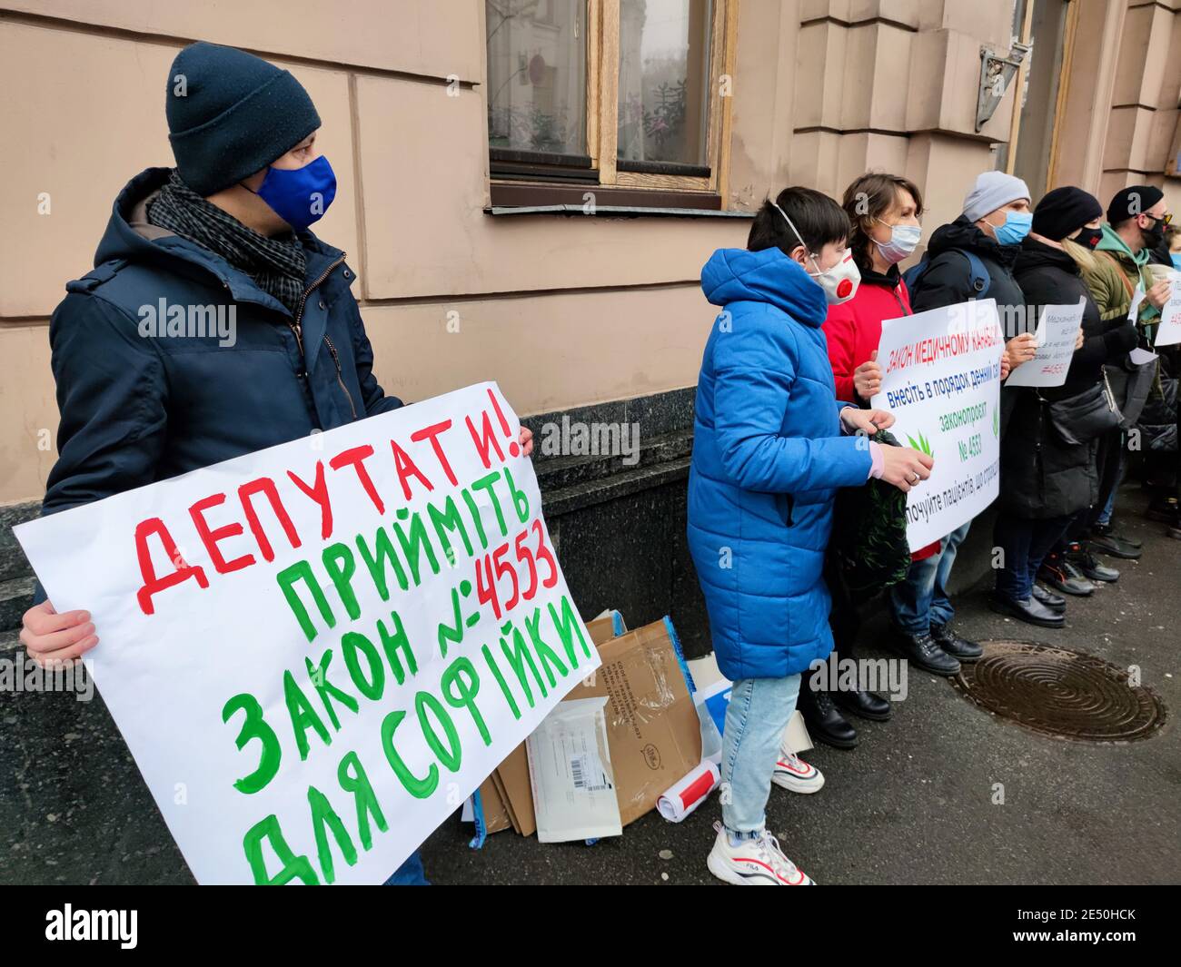 Non Exclusive: KIEW, UKRAINE - 25. JANUAR 2021 - Teilnehmer der zwei Schritte der Schmerzpfeife halten Plakate fordern, die Rechnung Nr. 4553 zu t Stockfoto