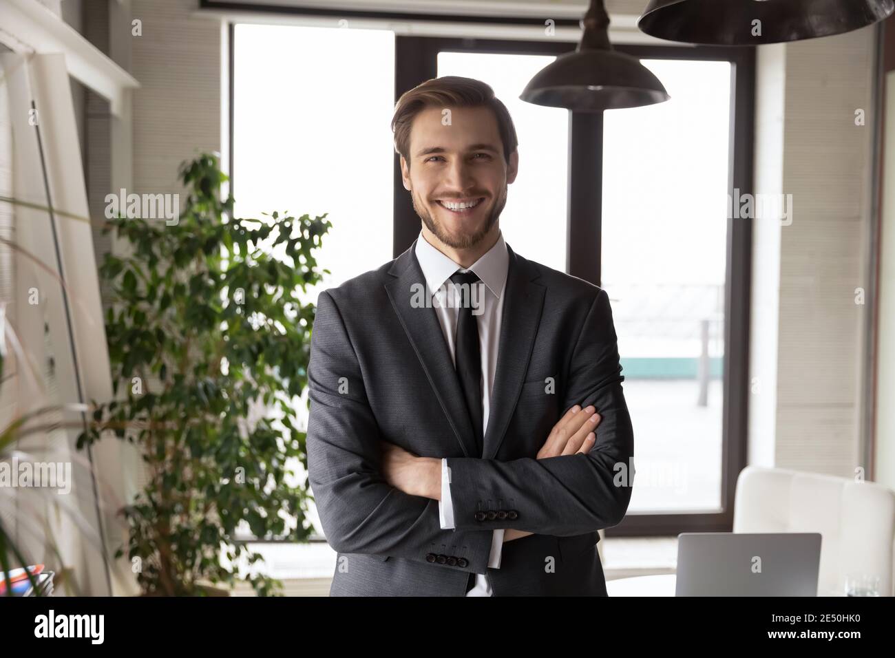 Kopf erschossen Porträt erfolgreicher Geschäftsmann mit gekreuzten Armen im Büro Stockfoto