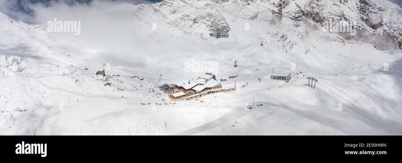 Panorama-Luftaufnahme des Restaurants Sonnalpin im schweren Schnee darunter Zugspitze Top of Germany Stockfoto