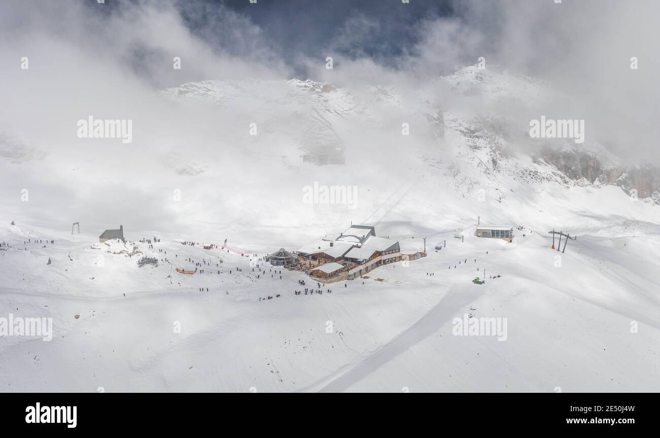 Luftaufnahme des Sonnalpin-Stationsrestaurants bei starkem Schnee Unter Zugspitze Top of Germany Stockfoto