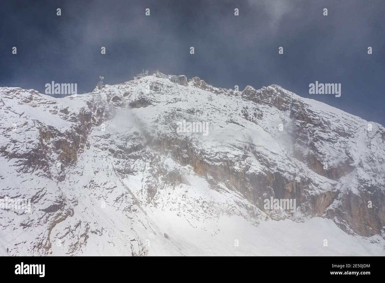 Luftdrohne Schneeansicht der Zugspitze Aussichtsplattform mit schwerem Nebel Stockfoto