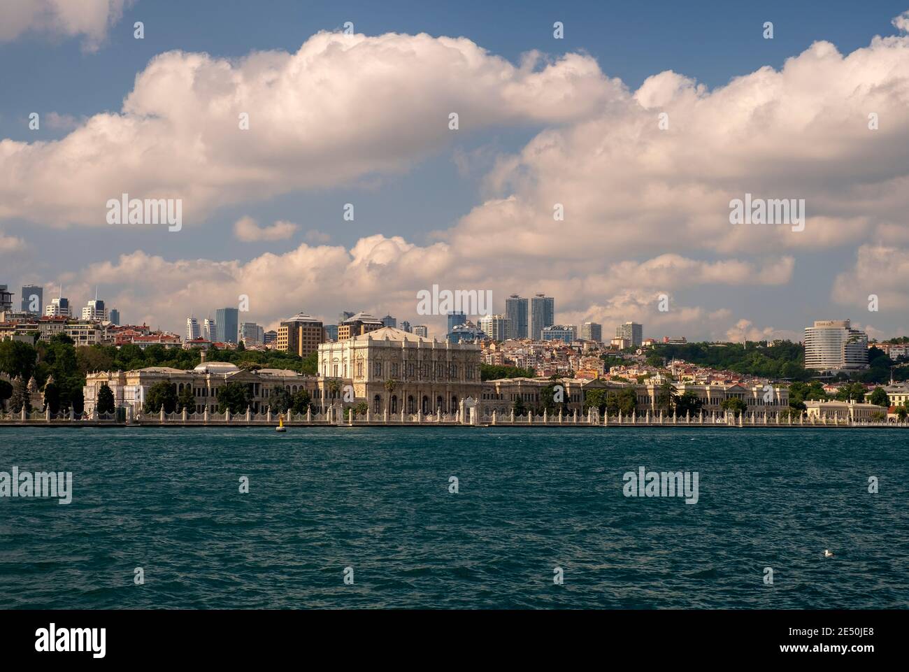 Dolmabahce - der Palast der osmanischen Sultane auf der Europäische Seite des Bosporus an der Grenze des Besiktas und Kabatas Bezirke Stockfoto