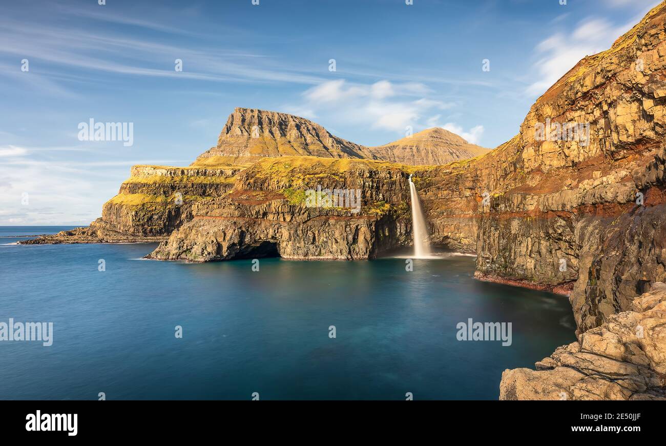 Pano des Wasserfalls Mulafossur und des Nordatlantiks. Vagar. Färöer-Inseln Stockfoto