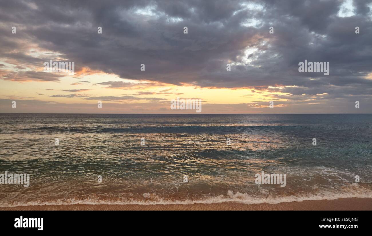 Seascape mit dramatischer Wolkenlandschaft bei Sonnenuntergang. Stockfoto