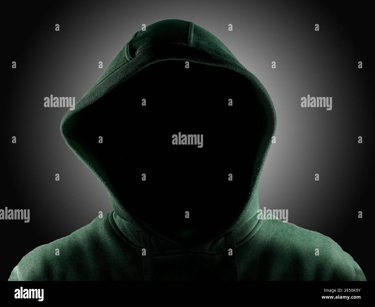 Düster geheimnisvoller oder gesichtsloser Mann in einem Hoodie versteckt sein Gesicht, Hacker, anonym Stockfoto