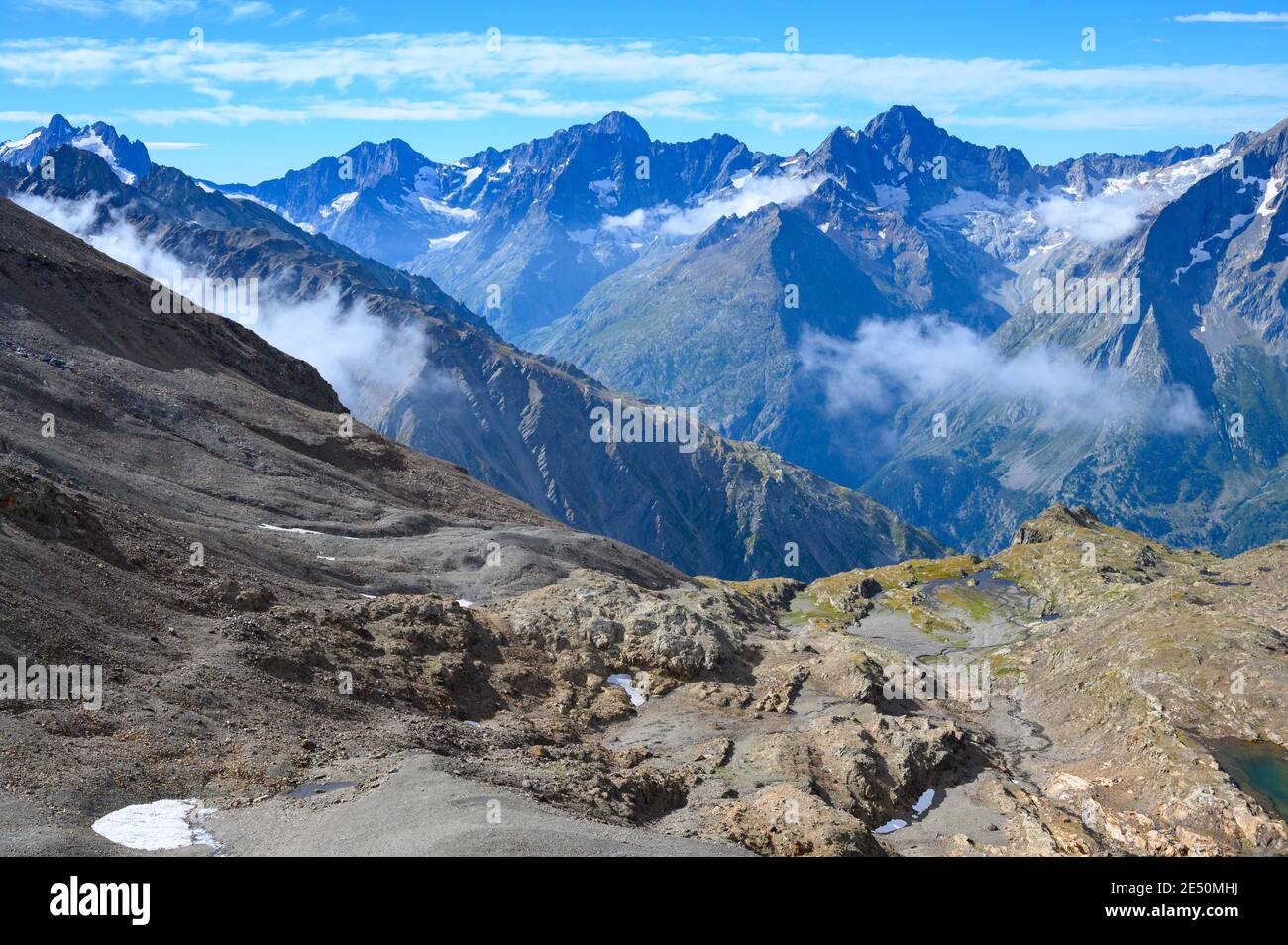 Wandern in der Nähe der Skistation Les deux Alpes und Blick auf Alpengipfel im Sommer, Les Ecrins Range, Isere, Frankreich Stockfoto