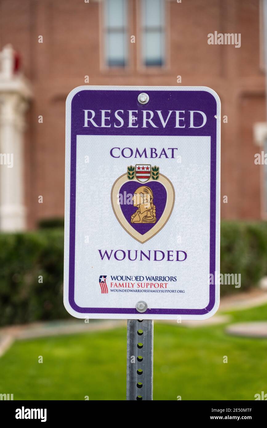 Florence, AZ - 27. Nov. 2019: Parkplatz reserviertes Schild für Gefecht Verwundete Veteranen zeigt den Purple Heart Award und Wounded Warriors Family Support Stockfoto