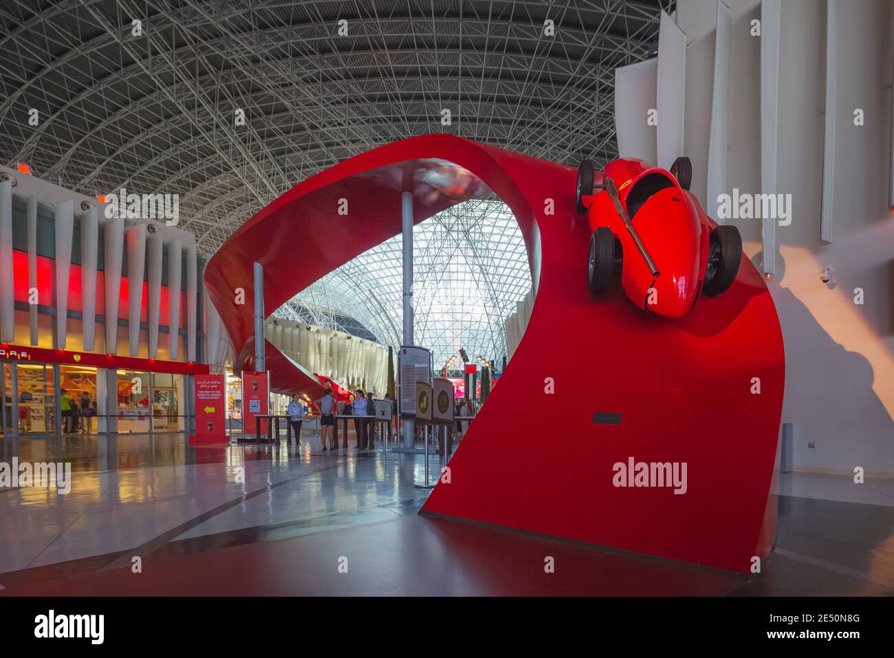 Abu Dhabi, VAE - 8. Oktober 2017: Interieur von Ferrari World, einem Ferrari-Themenpark auf Yas Island in Abu Dhabi, berühmt für die Formel Rossa, die Stockfoto