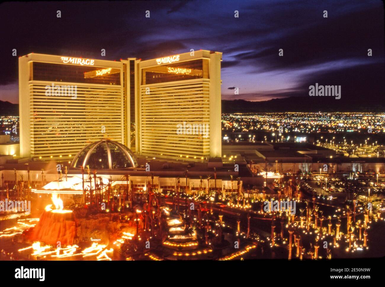 Das Mirage Hotel mit ausbrechender Vulkangontäne bei Nacht auf dem Strip in Las Vegas, Nevada Stockfoto