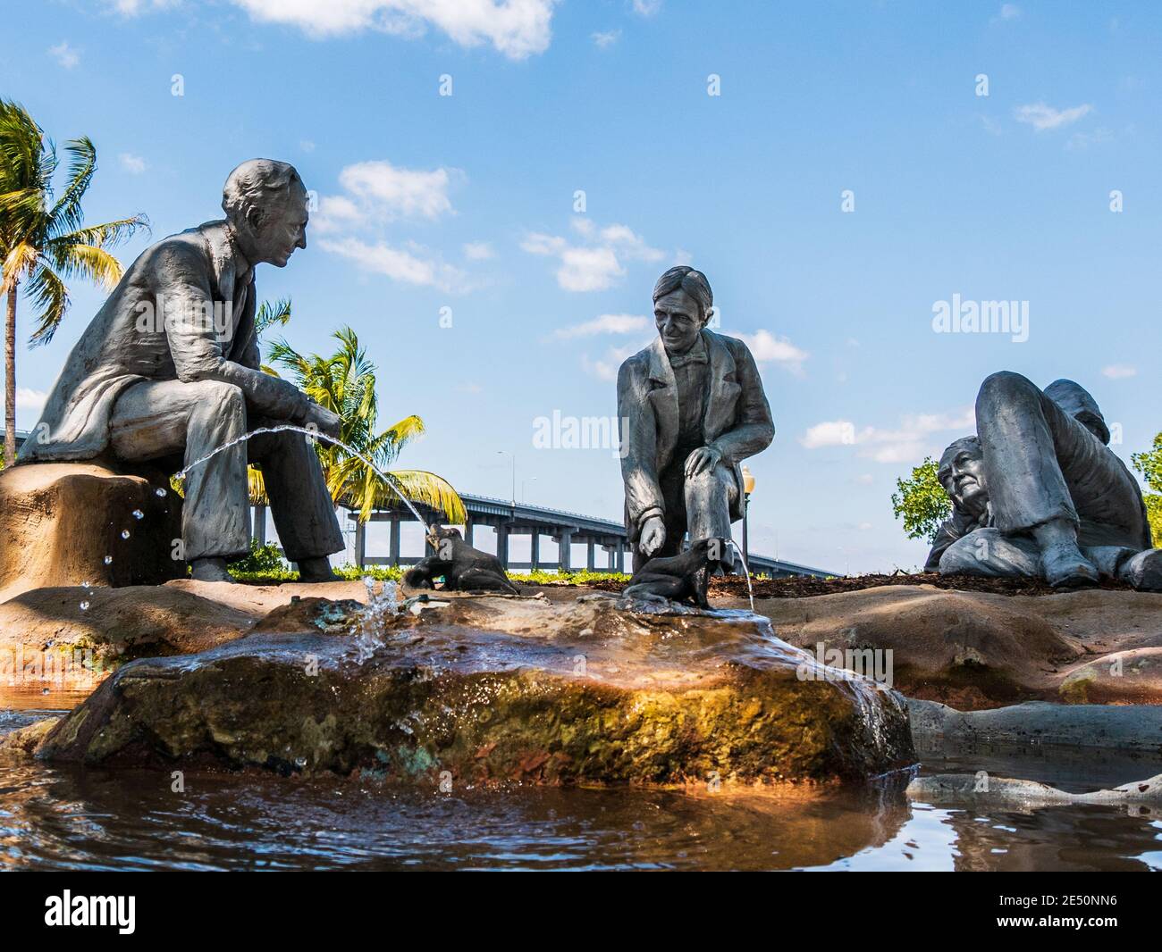 Fort Myers, FL - 15. März 2017: 'Uncommon Friends' von D.J. Wilkins zeigt Henry Ford sitzend, Harvey Firestone knieend und Thomas Edison liegend Stockfoto