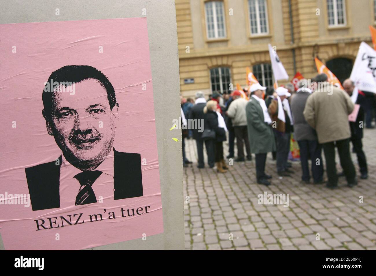 Die CGT Union appellierte an die 1100 Mitarbeiter des Werks von Arcelor Mittal, sich vor Beginn eines 24-Stunden-Streiks in Metz, Frankreich, am 3. April 2008 außerhalb der Präfektur Metz zu versammeln. Foto von Mathieu Cugnot/ABACAPRESS.COM Stockfoto