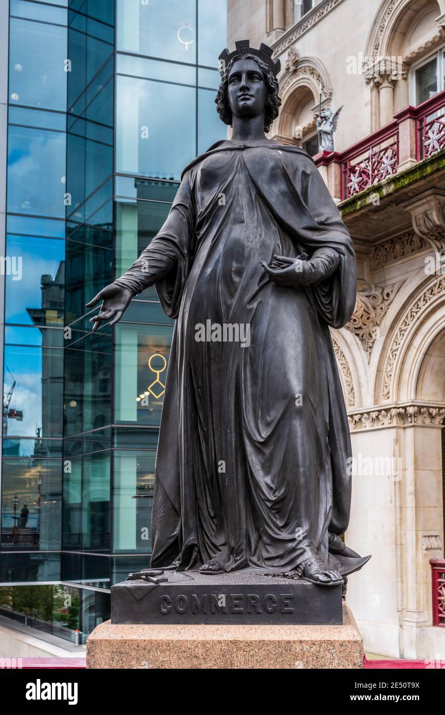 Holborn Viadukt Statuen - Handel. Eröffnet 1869, vier Statuen schmücken die Viadukt Brücke Brüstungen, die Handel, Landwirtschaft, Wissenschaft & Kunst. Stockfoto