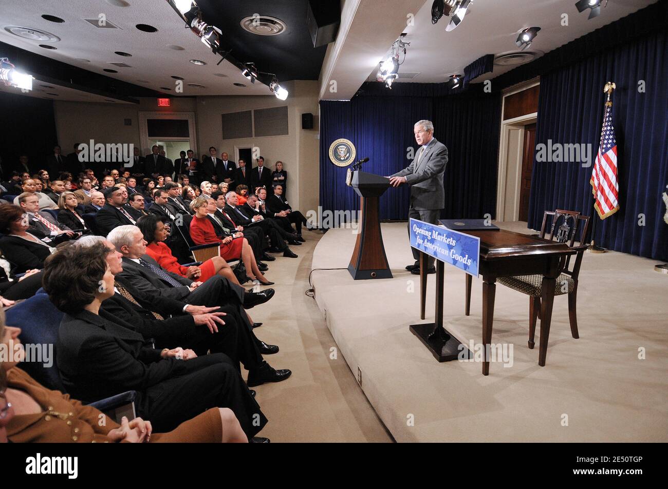 US-Präsident George W. Bush gibt eine Erklärung ab, bevor er am 7. April 2008 im Eisenhower Executive Office Building neben dem Weißen Haus in Washington, DC, USA, einen Brief unterzeichnet, in dem der Kongress verpflichtet wird, innerhalb von 90 legislativen Tagen über ein Freihandelsabkommen mit Kolumbien abzustimmen. Hinter Bush stehen Verteidigungsminister Robert Gates, Außenministerin Condoleezza Rice, die US-Handelsvertreterin Susan Schwab und Arbeitsministerin Elaine Chao. Foto von Olivier Douliery/ABACAPRESS.COM Stockfoto