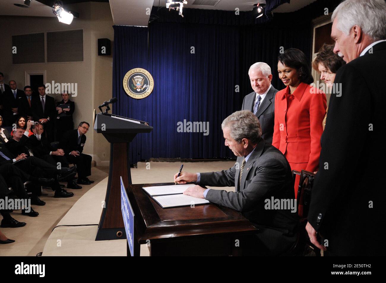 US-Präsident George W. Bush unterzeichnet am 7. April 2008 im Eisenhower Executive Office Building neben dem Weißen Haus in Washington, DC, USA einen Brief, in dem der Kongress verpflichtet wird, innerhalb von 90 Tagen über ein Freihandelsabkommen mit Kolumbien abzustimmen. Hinter Bush stehen Verteidigungsminister Robert Gates, Außenministerin Condoleezza Rice, die US-Handelsvertreterin Susan Schwab und Arbeitsministerin Elaine Chao. Foto von Olivier Douliery/ABACAPRESS.COM Stockfoto