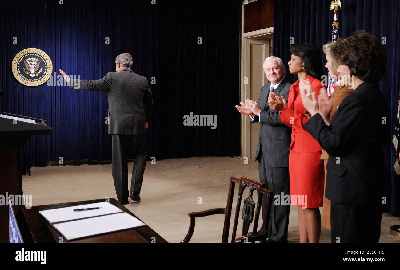 US-Präsident George W. Bush verlässt das Land, nachdem er am 7. April 2008 im Eisenhower Executive Office Building neben dem Weißen Haus in Washington, DC, USA einen Brief unterzeichnet hat, in dem der Kongress verpflichtet wird, innerhalb von 90 Tagen über ein Freihandelsabkommen mit Kolumbien abzustimmen. Hinter Bush stehen Verteidigungsminister Robert Gates, Außenministerin Condoleezza Rice, die US-Handelsvertreterin Susan Schwab und Arbeitsministerin Elaine Chao. Foto von Olivier Douliery/ABACAPRESS.COM Stockfoto