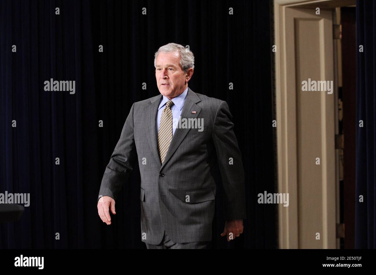 US-Präsident George W. Bush gibt eine Erklärung ab, bevor er am 7. April 2008 im Eisenhower Executive Office Building neben dem Weißen Haus in Washington, DC, USA, einen Brief unterzeichnet, in dem der Kongress verpflichtet wird, innerhalb von 90 legislativen Tagen über ein Freihandelsabkommen mit Kolumbien abzustimmen. Hinter Bush stehen Verteidigungsminister Robert Gates, Außenministerin Condoleezza Rice, die US-Handelsvertreterin Susan Schwab und Arbeitsministerin Elaine Chao. Foto von Olivier Douliery/ABACAPRESS.COM Stockfoto