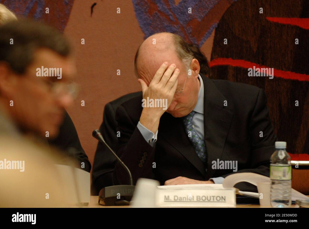 Daniel Bouton, der Chef der französischen Bank Société Generale, posiert für die Fotografen vor einer parlamentarischen Anhörung vor der Nationalversammlung in Paris, Frankreich, am 9. April 2008. Bouton sagte, er sehe keinen Grund für eine Kreditklemme in Frankreich. Er sagte auch, dass Banken sich fragen sollten, ob und wie sie nach Beendigung der Finanzkrise auf liquiden Märkten Marktwerte markieren sollten. Foto von Giancarlo Gorassini/ABACAPRESS.COM Stockfoto