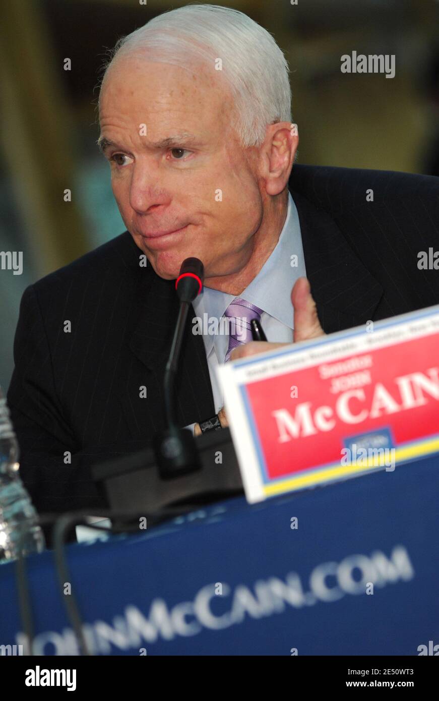 Der republikanische Präsidentschaftskandidat, Senator John McCain (R-AZ), hält am 10. April 2008 bei einem Schaufensterdistributionsgeschäft im Stadtteil Brooklyn in New York City, NY, USA, eine Wirtschaftsrede. Sen. McCain sprach über Bundeshilfe für einige Hausbesitzer, die ihre Hypothek nicht bezahlen können und diskutierte andere wirtschaftliche Fragen auf seinem Besuch in New York. Foto von Gregorio Binuya/ABACAPRESS.COM Stockfoto