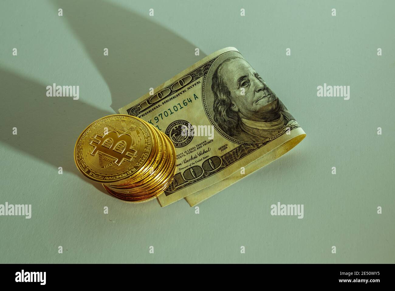 Bitcoin hält den US-Dollar. Das Konzept des Börsenvorteils. Stockfoto