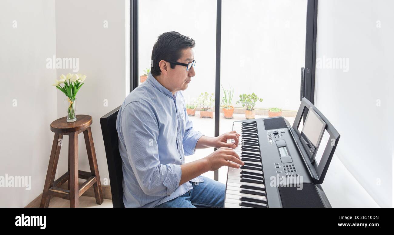 Klavier und Pianist, Klavier lernen mit App mit Tablet Stockfoto