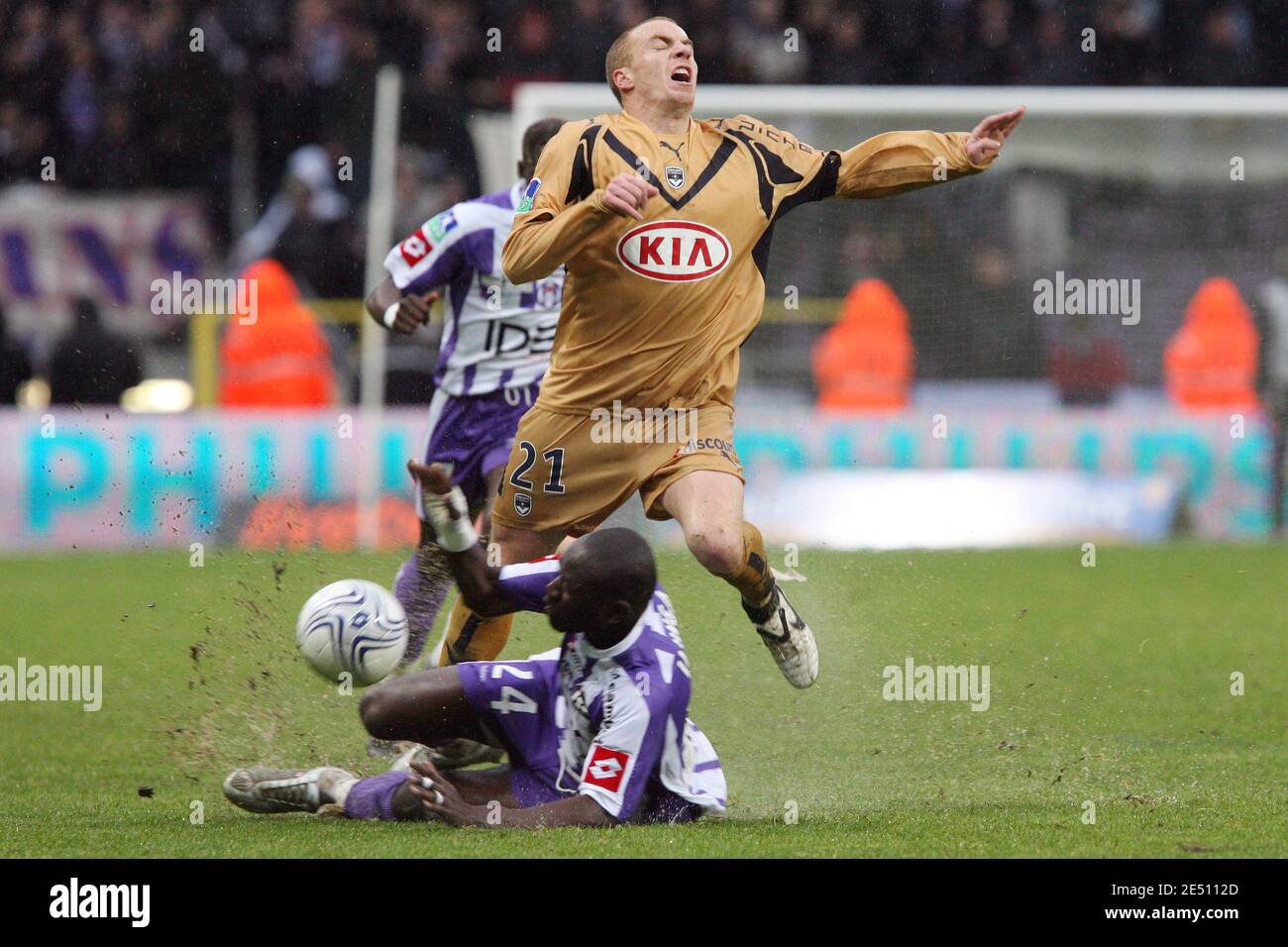 Herita Ilunga von Toulouse stellt sich am 20. April 2008 im Municipal Stadium in Toulouse, Frankreich, dem Mathieu Chalme von Bordeaux während des Fußballspiels der französischen First League, Toulouse FC gegen Girondins de Bordeaux. Bordeaux gewann 1:0. Foto von Alex/Cameleon/ABACAPRESS.COM Stockfoto