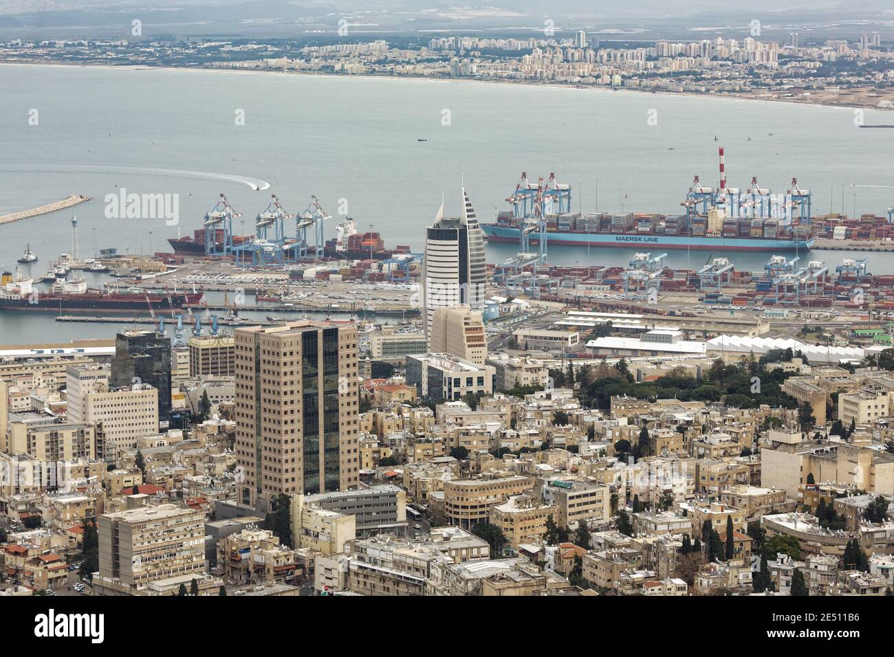 Panoramablick vom Mount Carmel auf die Stadt und den Hafen Haifa Stockfoto