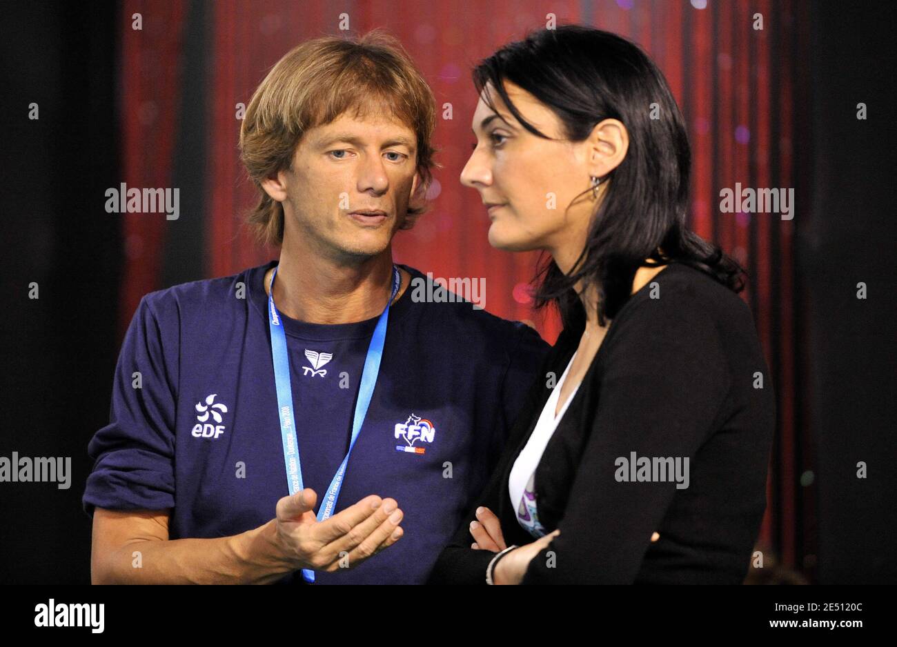 Der französische Trainer Laure Manaudou Lionel Horter spricht am 22. April 2008 mit der Eurosport-TV-Anchterin Sophie Kamoun während der französischen Schwimmmeisterschaften 2008 in Dunkerque, Frankreich. Foto von Christophe Guibbaud/Cameleon/ABACAPRESS.COM Stockfoto