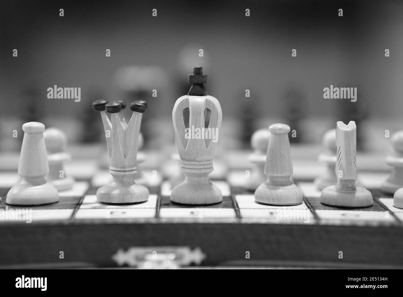 Graustufenaufnahme eines Schachbretts mit Fokus auf Weiß Abbildungen Stockfoto