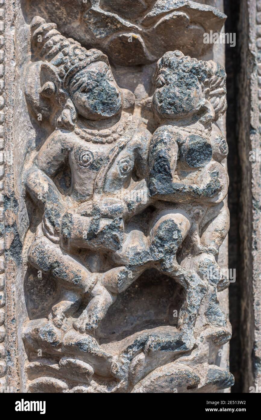 Lakkundi, Karnataka, Indien - 6. November 2013: Kasivisvesvara Tempel, Grauer Stein defaced Tanz Paar Skulptur an der Außenwand. Stockfoto