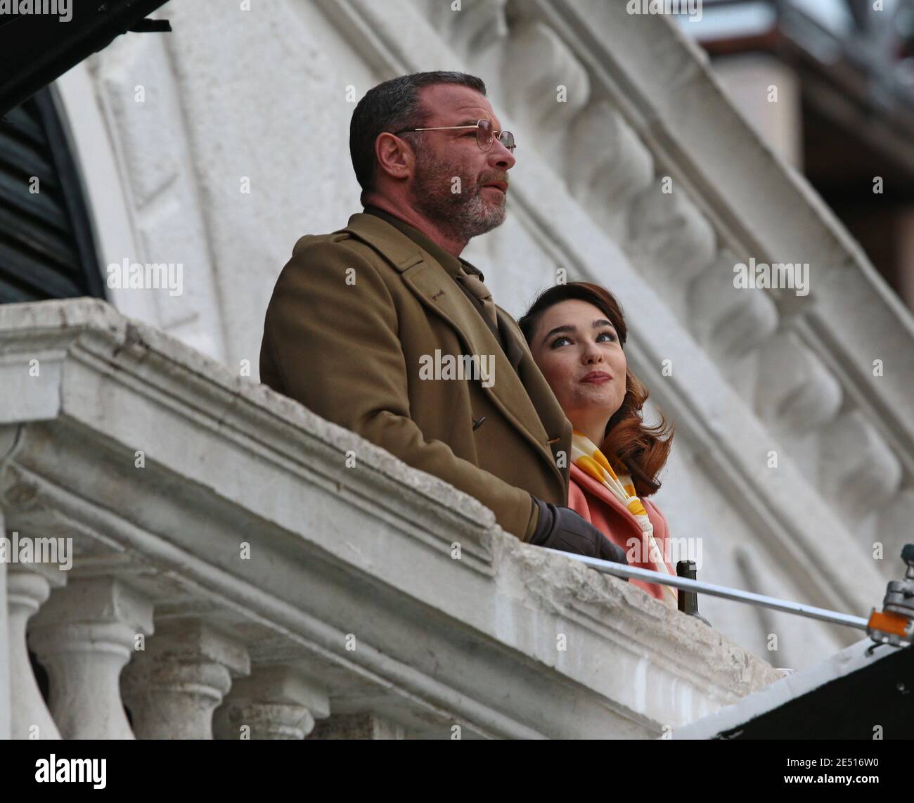 VENEDIG, ITALIEN - 25. JANUAR 2021: Schauspielerin Matilda De Angelis und Schauspieler Liev Schreiber am Set während der Dreharbeiten zu "über den Fluss und in die Bäume" Stockfoto