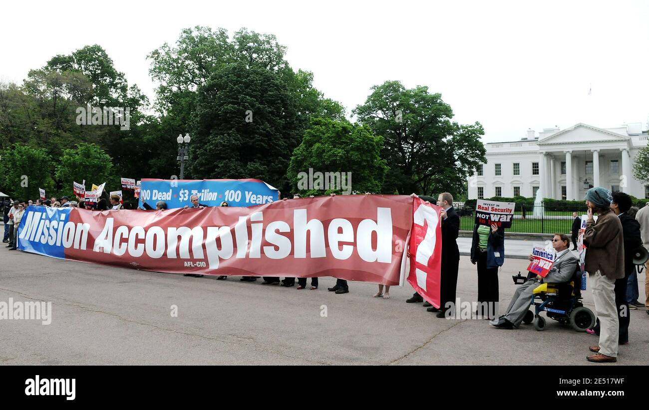 Anti-Kriegs-Demonstranten veranstalten eine Veranstaltung zum fünften Jahrestag der Erklärung "Mission erreicht" und der Rede von Präsident Bush, in der das Ende der großen Kampfhandlungen im Irak verkündet wurde, als sie vor dem Weißen Haus in Washington, DC, eine 50 Meter lange Nachbildung des Transparents "Mission erreicht" enthüllten. USA am 1. Mai 2008. Foto von Olivier Douliery /ABACAPRESS.COM Stockfoto