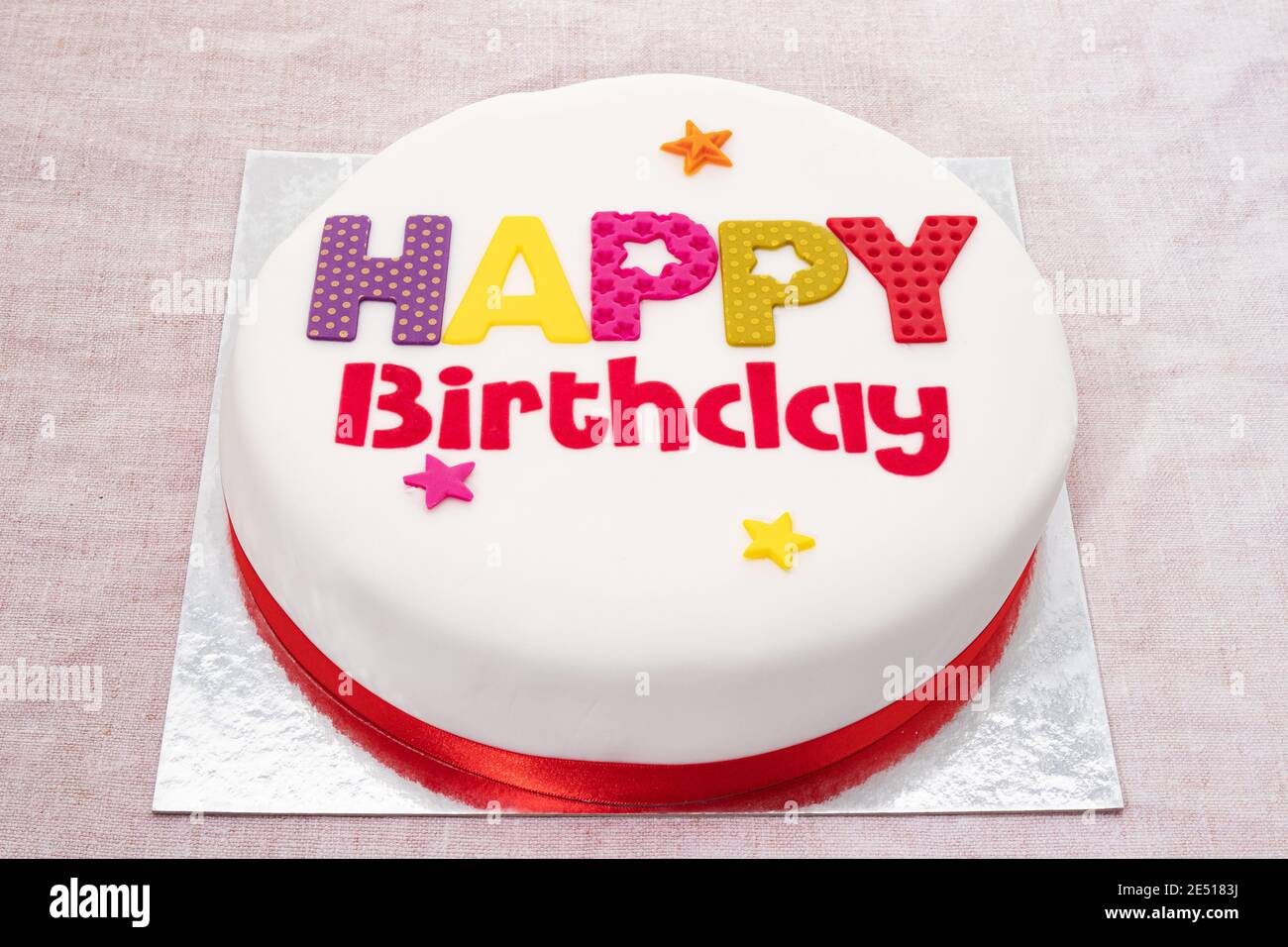 Geburtstagskuchen mit den Worten Happy Birthday Stockfoto