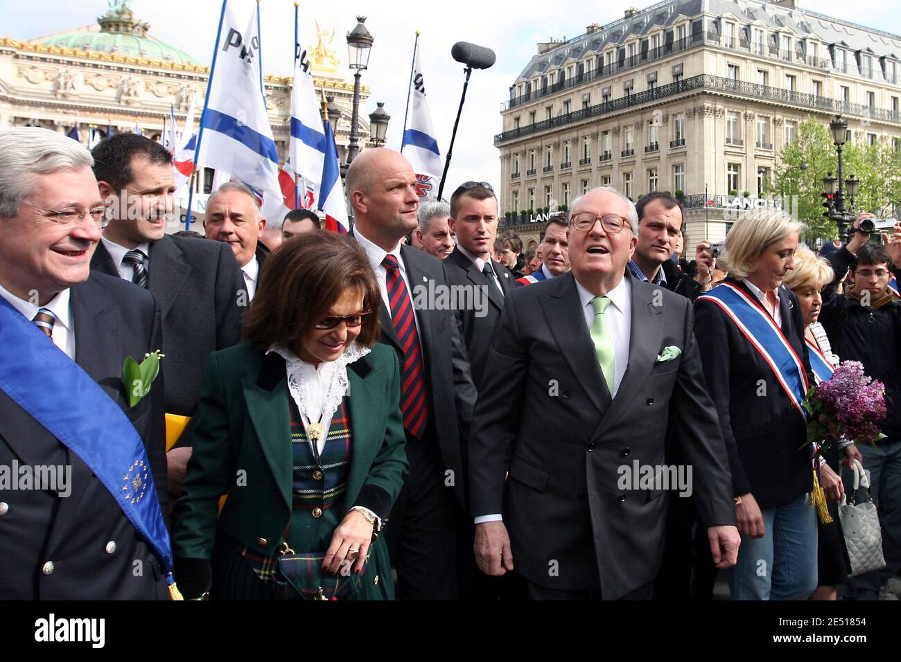 Bruno Gollnisch Jean Marie Le Pen Mit Seiner Frau Jenny Und Seiner Tochter Marine Nehmen An Einem Marsch Wahrend Der Jahrlichen Feier Von Jeanne D Arc In Paris Frankreich Am 1 Mai 2008 Teil