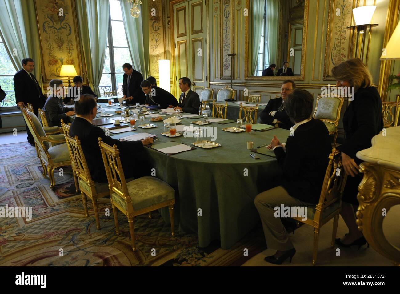 Raymond Soubie, Berater des französischen Präsidenten, Jean David Levitte, Berater des französischen Präsidenten, Jerome Peyrat, Berater des Präsidenten Olivier Biancarelli, Pierre Charon, Berater des Präsidenten für Kommunikation Franck Louvrier, Kabinettschef Cedric Goubet und Generalsekretär des Elysée-Palastes Claude Gueant, Berater des Präsidenten Patrick Ouart, Catherine Pegard und Emmanuelle Mignon vor dem Treffen des Vormittags mit dem französischen Präsidenten im Elysee-Palast in Paris, Frankreich, am 11. April 2008. Foto von Elodie Gregoire/ABACAPRESS.COM Ortsüberschrift Stockfoto