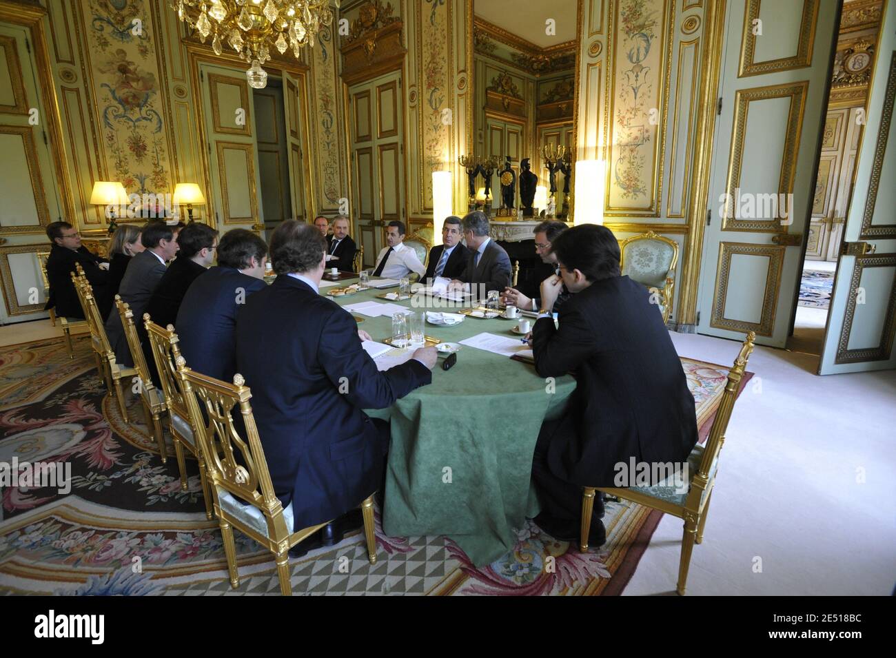 Der französische Präsident Nicolas Sarkozy mit Beratern (von links nach rechts) Emmanuelle Mignon, Raymond Soubie, Francois Perol, Henri Guaino, Jean David Levitte, Pierre Charon, Franck Louvrier, Cedric Goubet, Claude Gueant, Catherine Pegard und Patrick Ouart während der morgendlichen Sitzung (8h30) im Elysee-Palast in Paris, Frankreich, am 11. April 2008. Foto von Elodie Gregoire/ABACAPRESS.COM Stockfoto