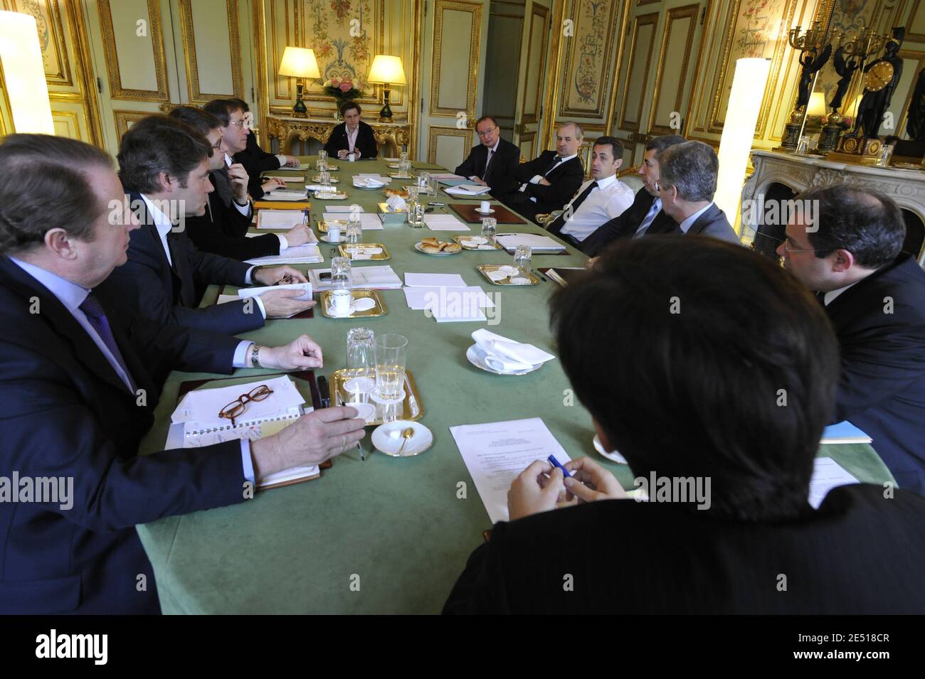 Der französische Präsident Nicolas Sarkozy mit Beratern (von links nach rechts) Emmanuelle Mignon, Raymond Soubie, Francois Perol, Henri Guaino, Jean David Levitte, Pierre Charon, Franck Louvrier, Cedric Goubet, Claude Gueant, Catherine Pegard und Patrick Ouart während der morgendlichen Sitzung (8h30) im Elysee-Palast in Paris, Frankreich, am 11. April 2008. Foto von Elodie Gregoire/ABACAPRESS.COM Stockfoto