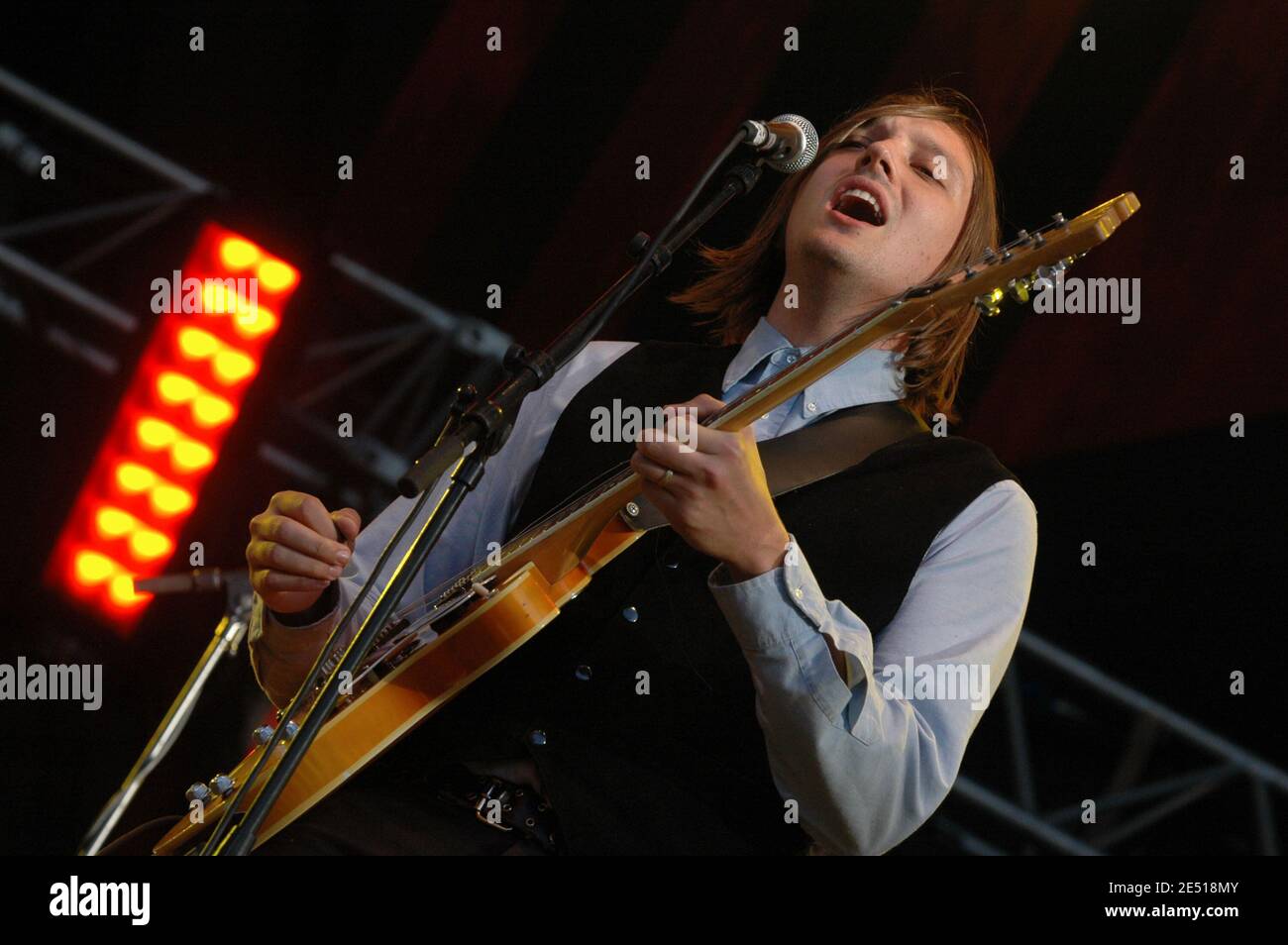 Sänger Win Butler von der kanadischen Band Arcade Fire spielt live auf der Bühne während der 3. Ausgabe des "Rock en seine" Musikfestivals, in Saint-Cloud bei Paris, Frankreich, am 25. August 2005. Foto von DS/ABACAPRESS.COM Stockfoto