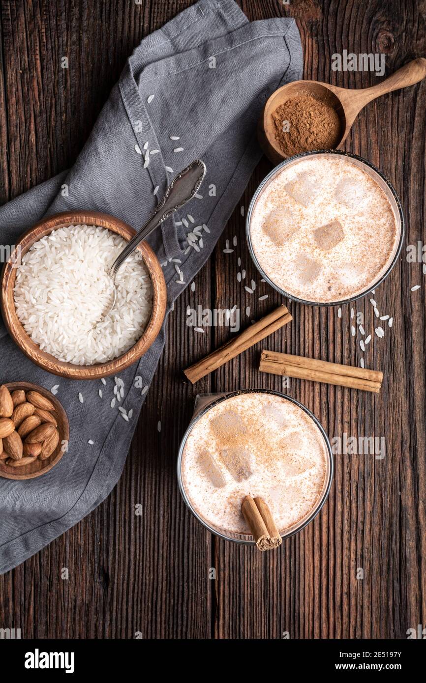 Horchata, eiskalt süßer mexikanischer Reismilchgetränk mit Mandeln, Vanille und Zimt in Gläsern Stockfoto