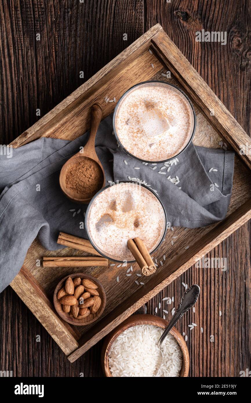 Horchata, eiskalt süßer mexikanischer Reismilchgetränk mit Mandeln, Vanille und Zimt in Gläsern Stockfoto