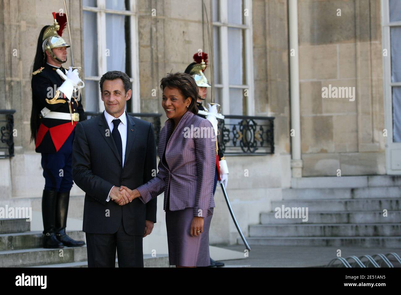 Der französische Präsident Nicolas Sarkozy begrüßt am 6. Mai 2008 den kanadischen Generalgouverneur Michaelle Jean im Elysee-Palast in Paris. Foto von Mehdi Taamallah/ABACAPRESS.COM Stockfoto